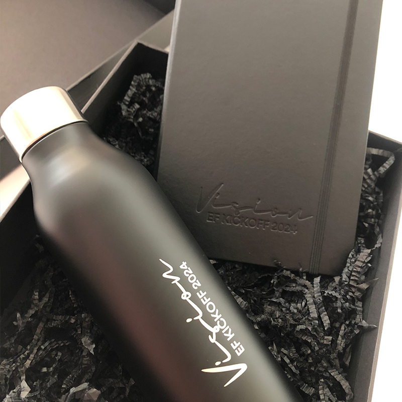 kit botella grabado laser y libreta vanol personalizada con logo en cuño seco bajo relieve VISION
